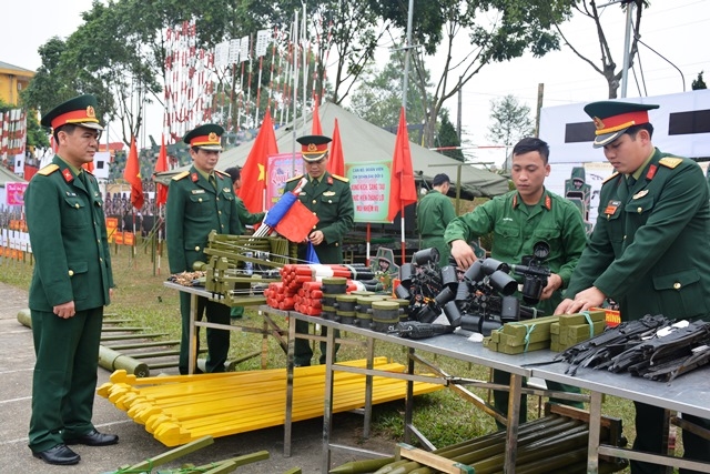 Chỉ huy trung đoàn kiểm tra, hướng dẫn bộ đội xếp đặt gọn gàng.